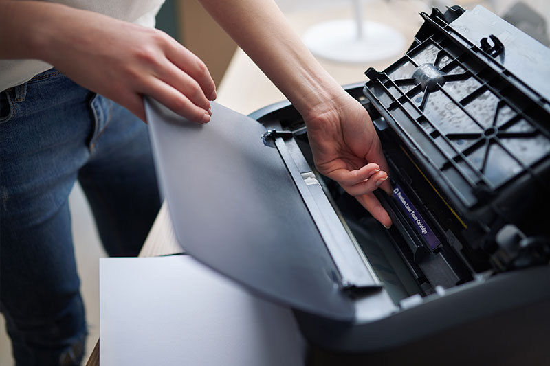 Ein Servicetechniker tauscht Verbrauchsmaterial an einem Drucksystem aus